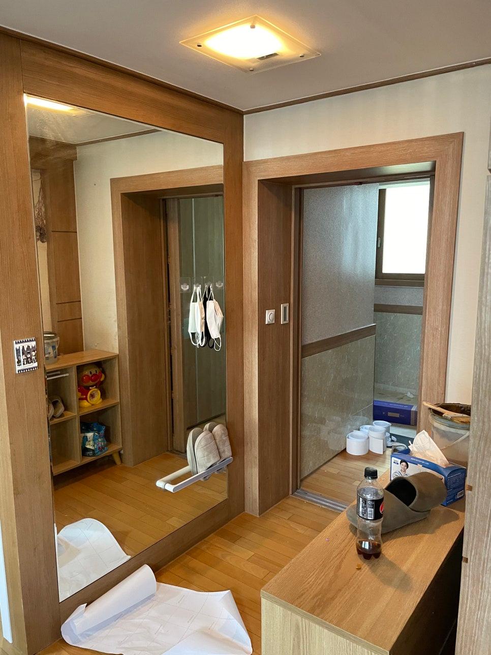 벽 수납장과 거울이 설치된 욕실 모습