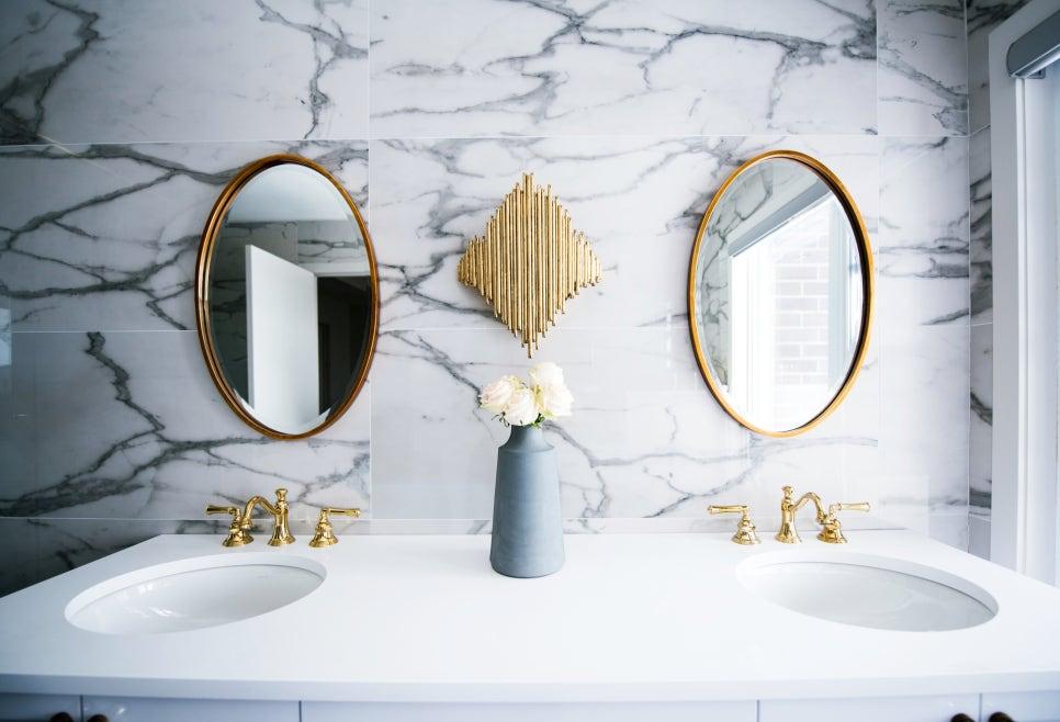 세면대와 타일 줄눈이 보이는 욕실 세부 모습