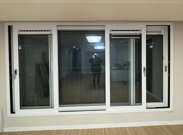 화이트 프레임으로 환하게 바뀐 거실 창호