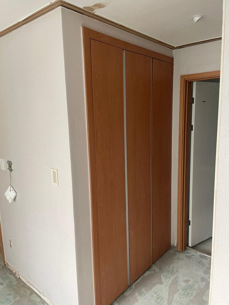 갈색 프레임이 돋보이는 복도 붙박이장
