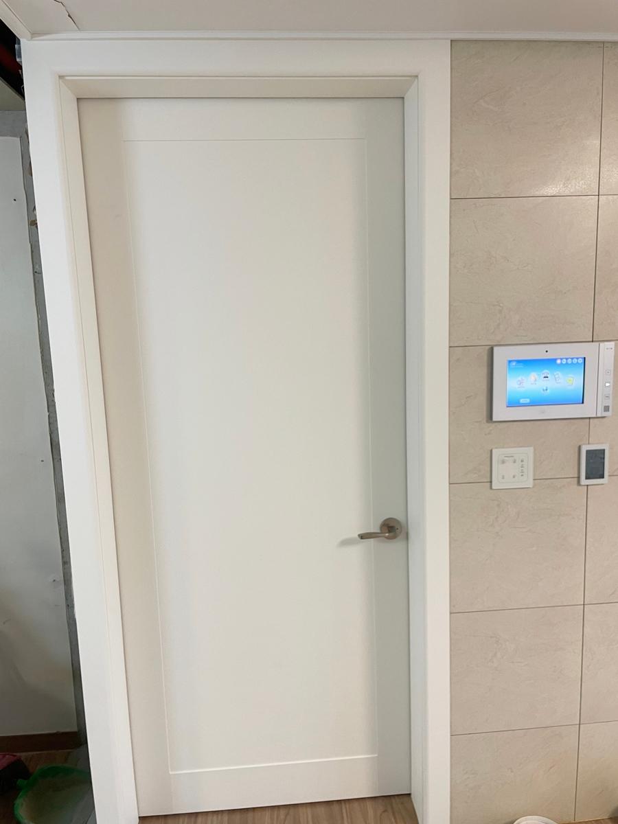 스마트 제어 장치가 있는 화이트 톤의 현관