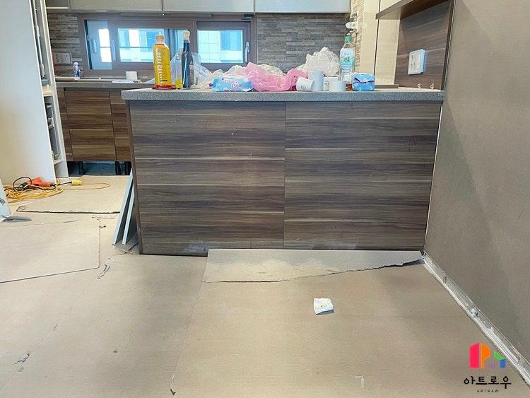 새로운 변화를 기다리며 공사가 한창이던 주방