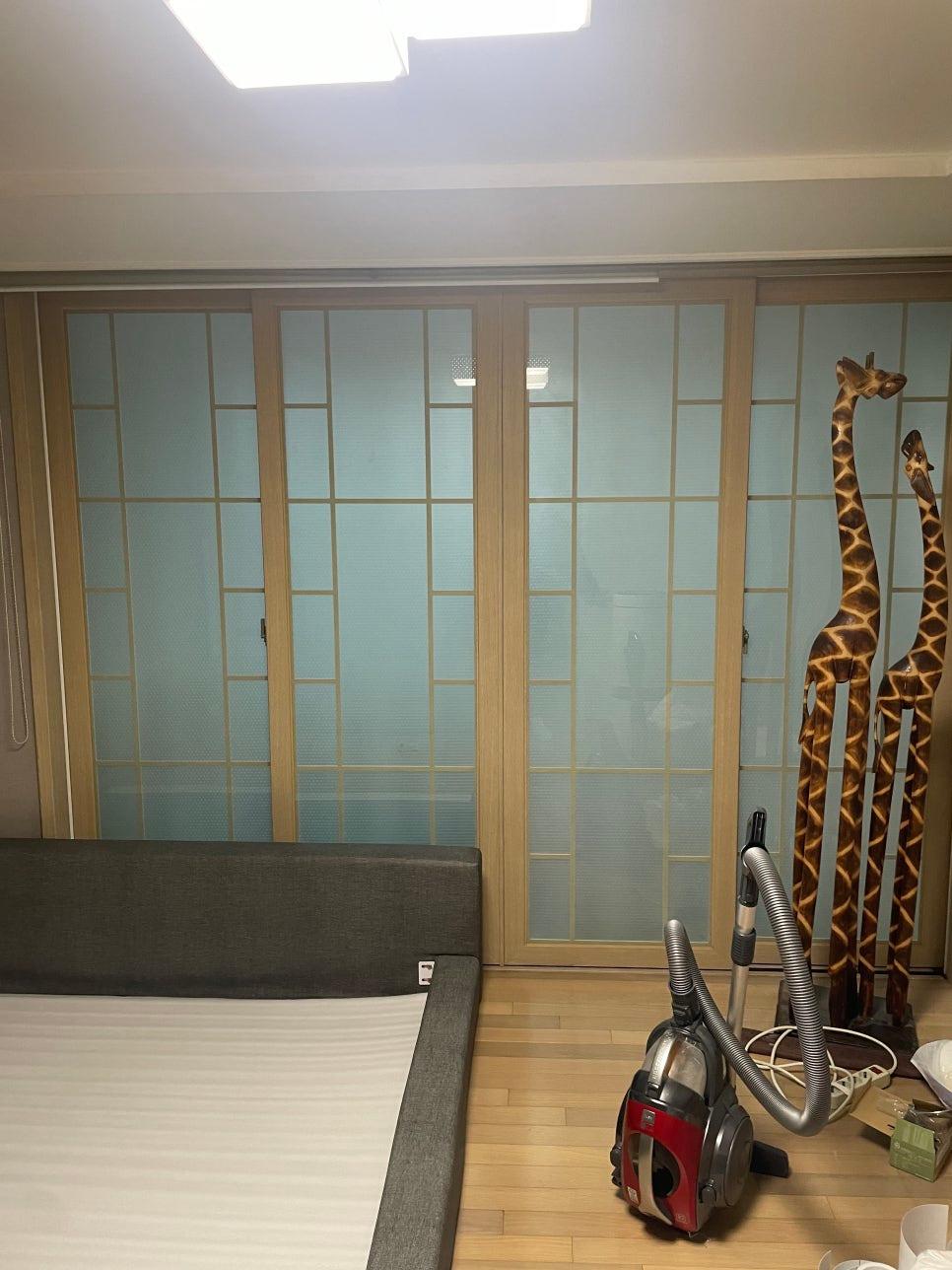 갈색 톤 슬라이딩 도어가 설치된 안방