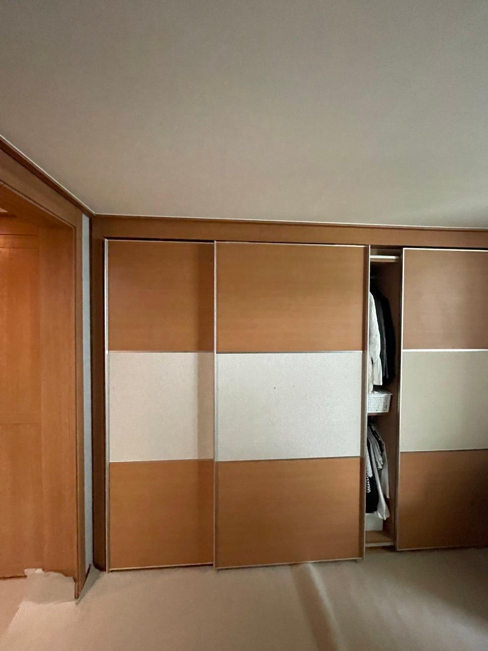 브라운과 크림색 조합의 슬라이딩 도어 수납장