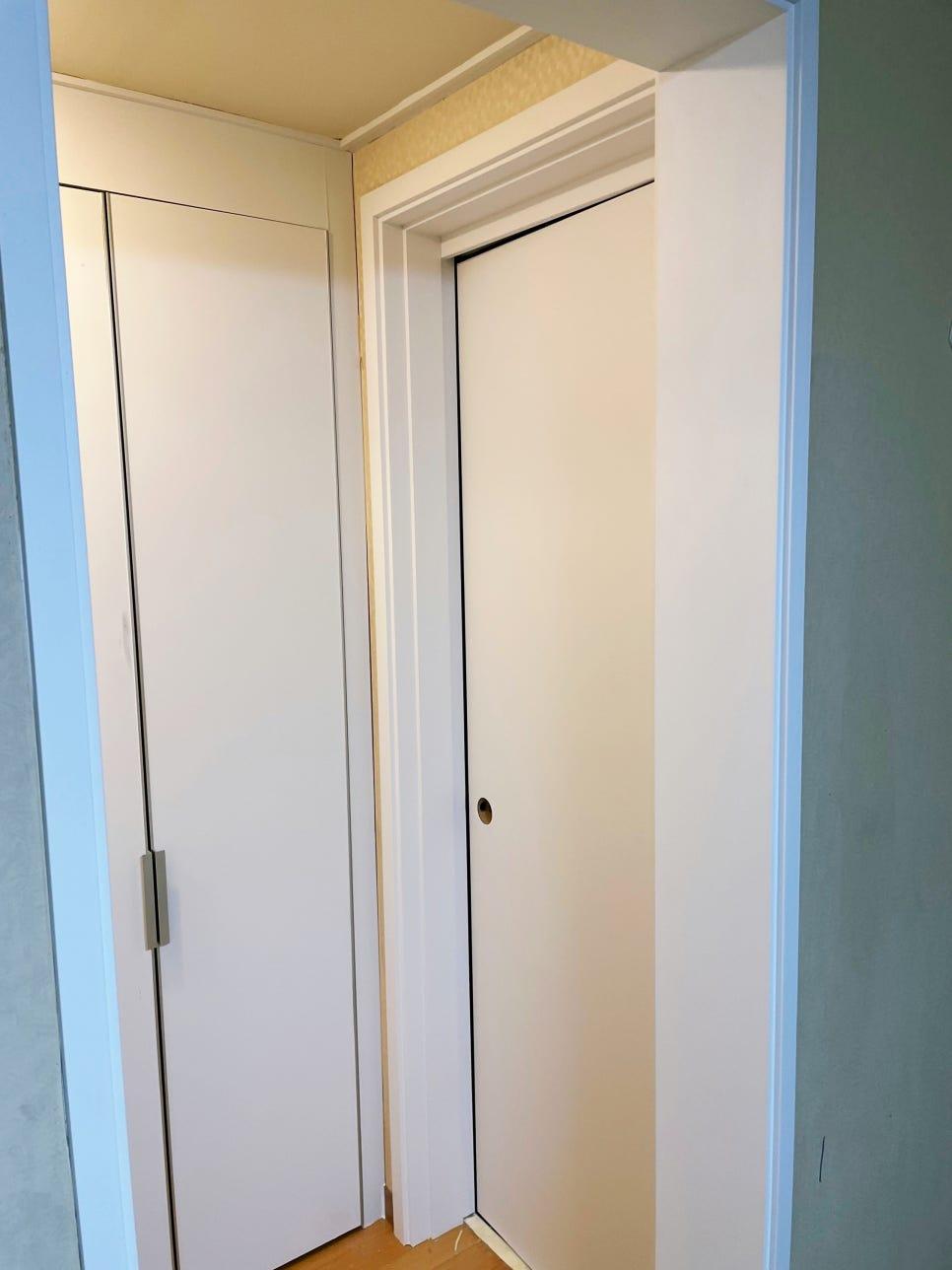 깔끔한 화이트 컬러로 마감된 도어와 수납장