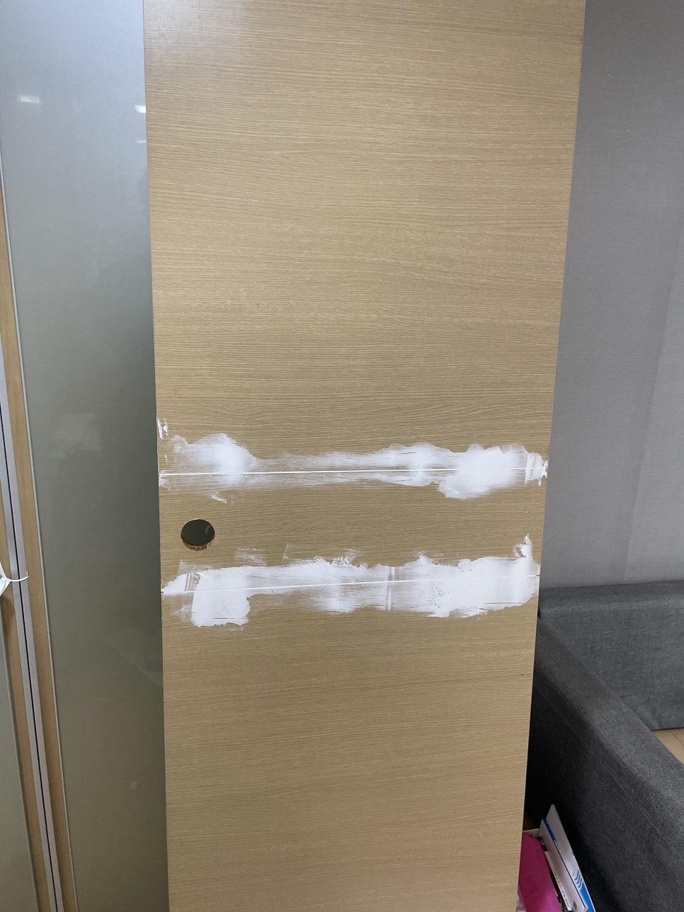 도어 마감 작업을 진행 중인 시공 과정