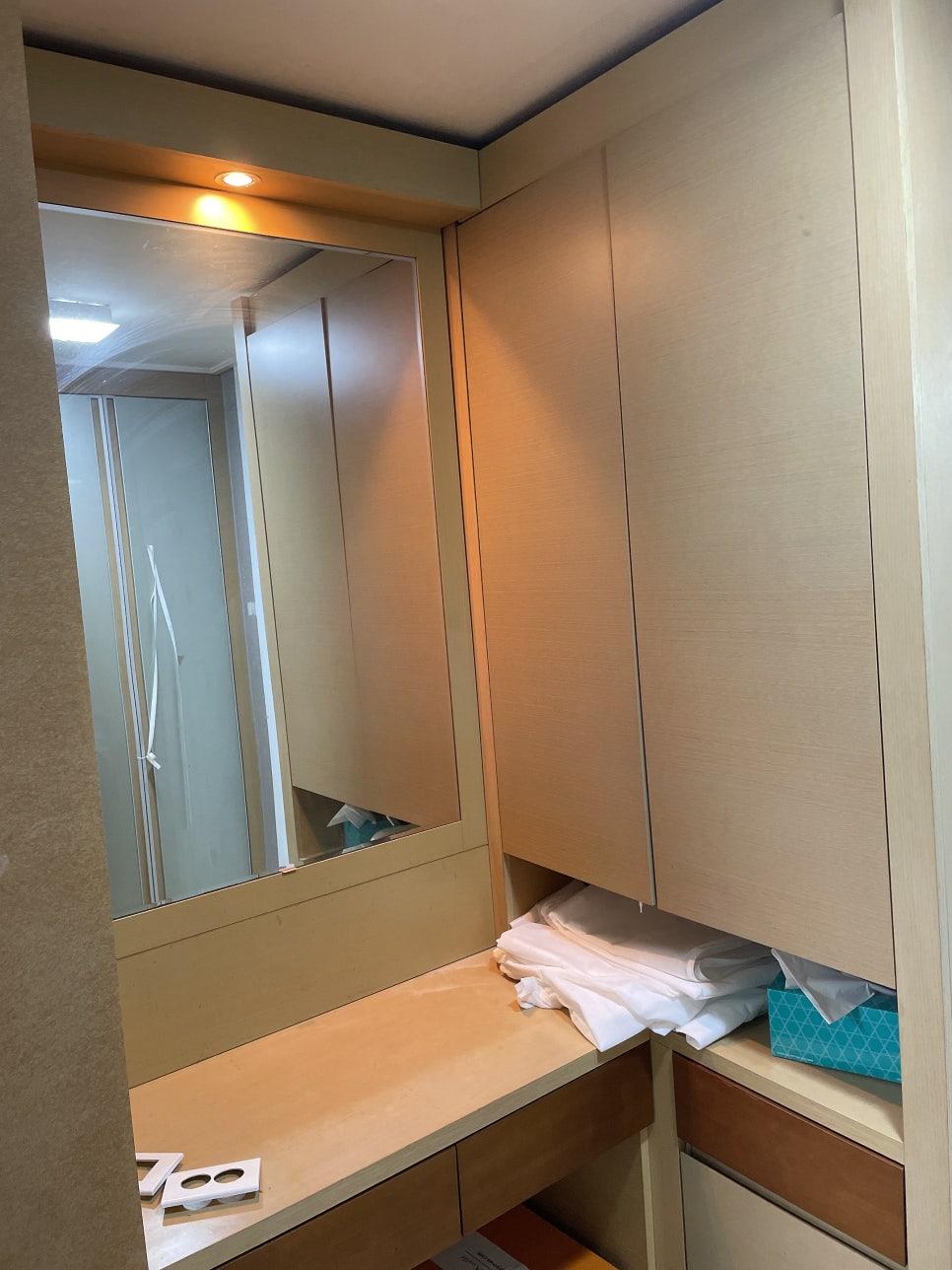 욕실 내부의 거울과 세부 마감 장면