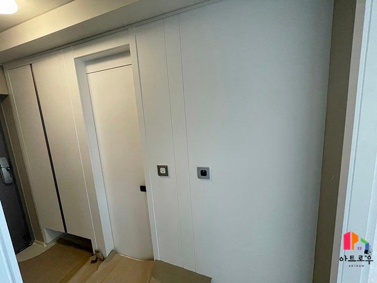 시공 전, 세월의 흔적이 느껴지던 흰색 도어 공간