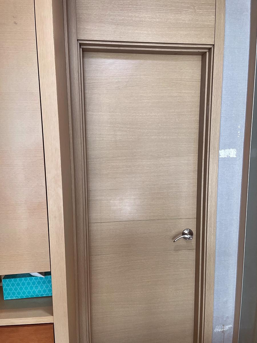 도어 프레임과 유리 패널의 정교한 밀착 마감