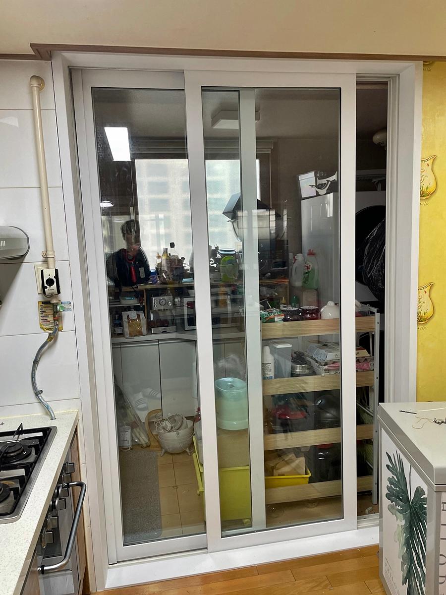 슬라이딩 도어로 마감된 주방 수납 공간