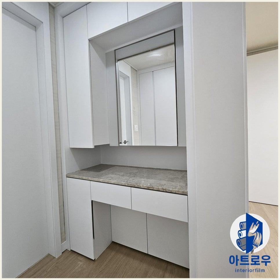 회색 석재 상판과 화이트 수납장이 만난 파우더룸