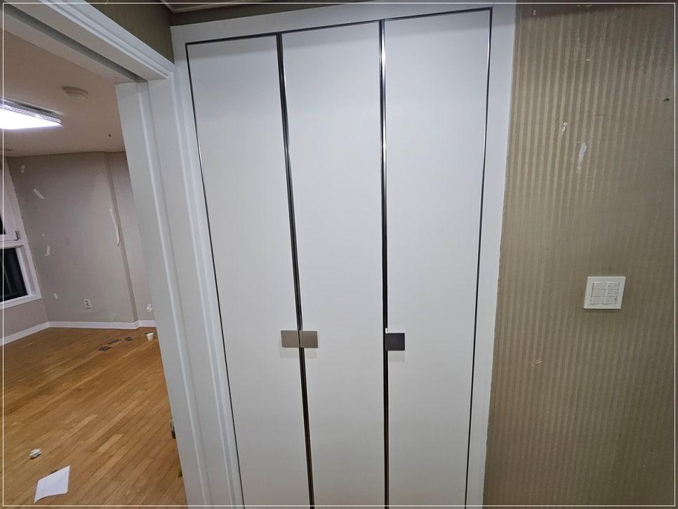 세로형 수납장이 돋보이는 드레스룸 내부