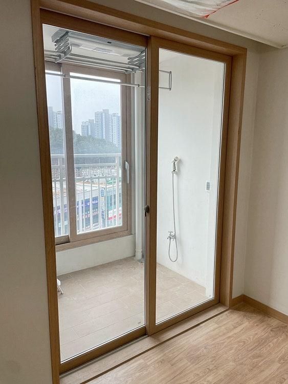 투명한 유리 너머로 빛이 들어오는 깨끗한 창가