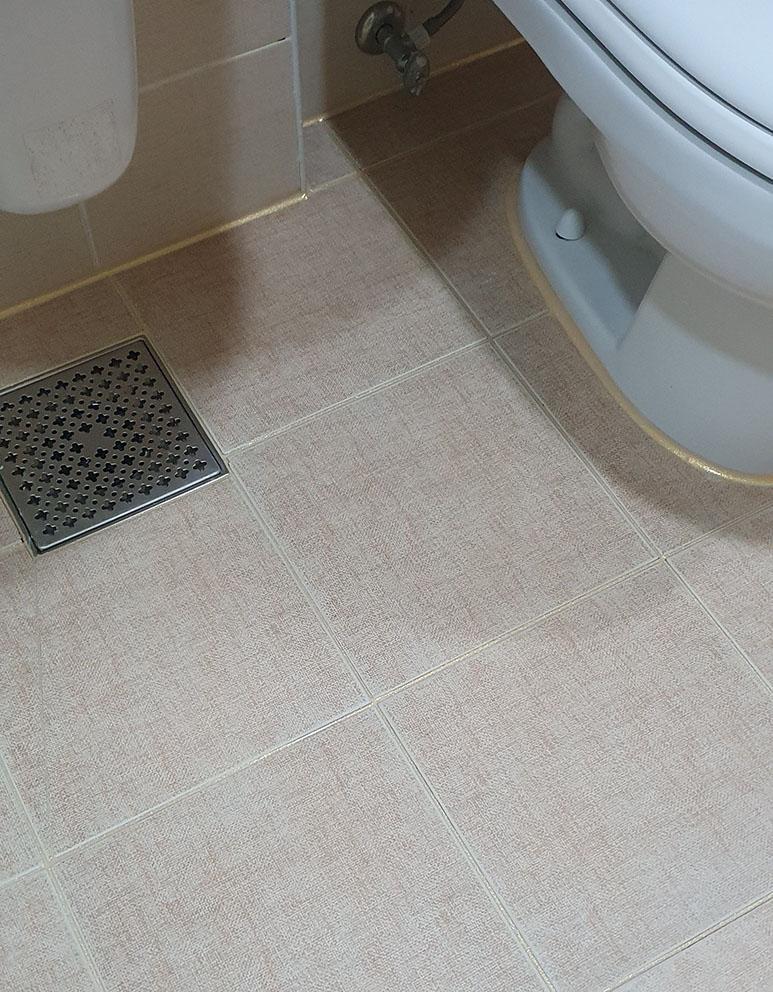 골드 포인트로 화사해진 안방 화장실 바닥