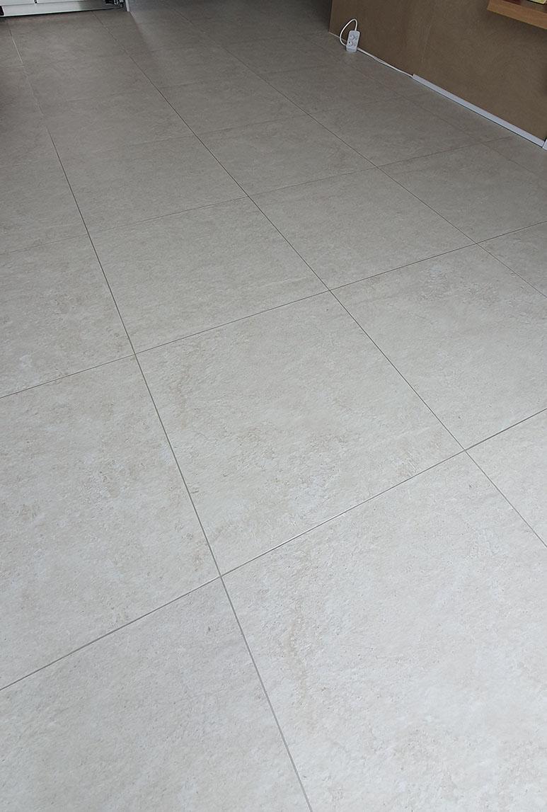 타일과 조화롭게 어우러진 화장실 바닥