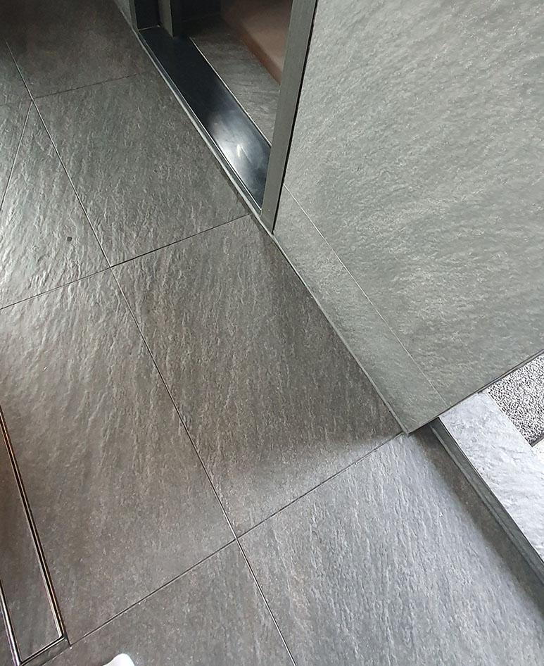 금속 프레임과 타일이 만나는 경계 부분