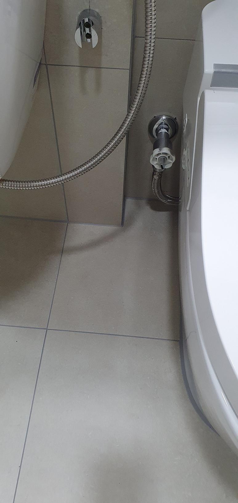 배수 문제를 해결하기 위해 호스를 연결한 배관 부분