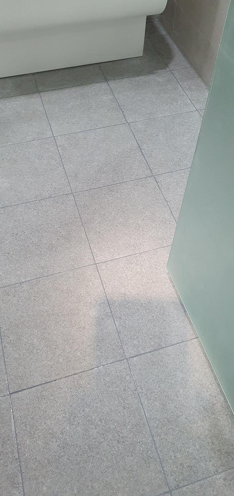 샤워부스 하단 실리콘 재시공 완료