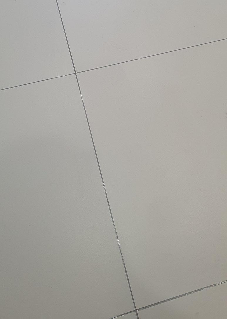 기초를 다지는 회색 타일 바닥 작업