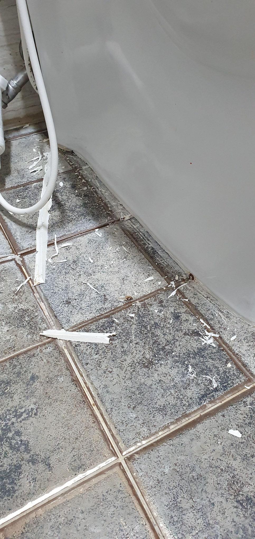 배관 주변의 이물질을 제거하는 모습