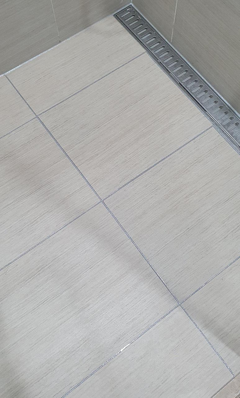 깔끔하고 차분하게 완성된 옅은 그레이 줄눈