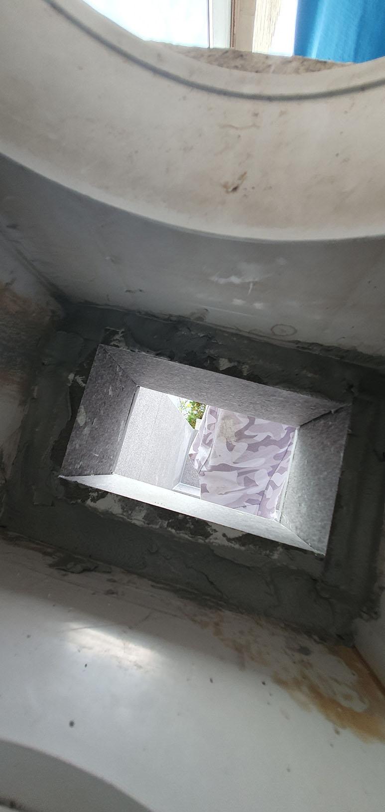 벽면 구멍 사이의 빈틈을 살피는 작업