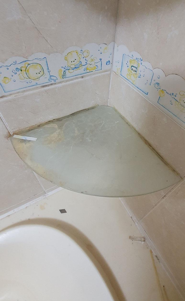 캐릭터 벽지 아래 타일 사이를 세심하게 작업 중