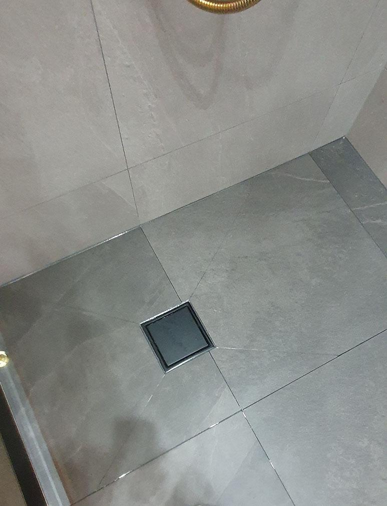 배수구 주변까지 신경 쓴 욕실 작업