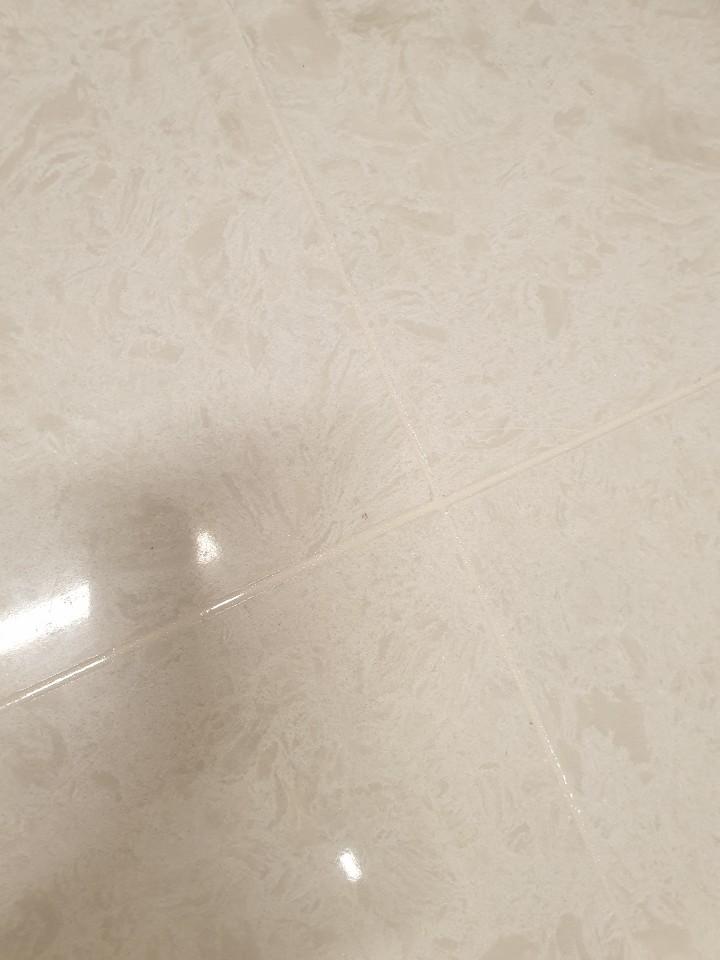밝고 깨끗하게 마무리된 흰색 타일 바닥
