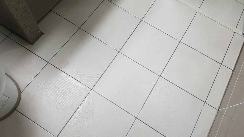 흰색 타일 바닥과 벽면 작업 모습
