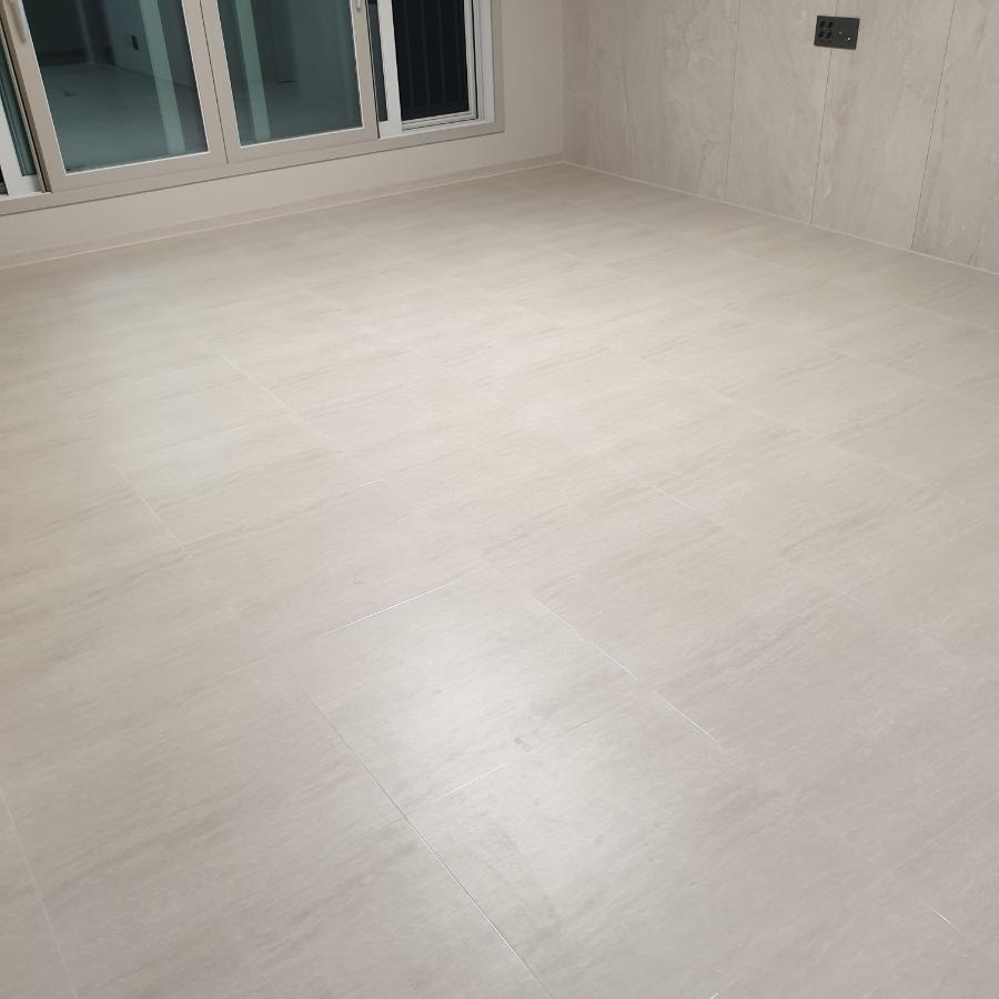공간을 넓어 보이게 만드는 거실 포세린 타일 톤온톤 시공