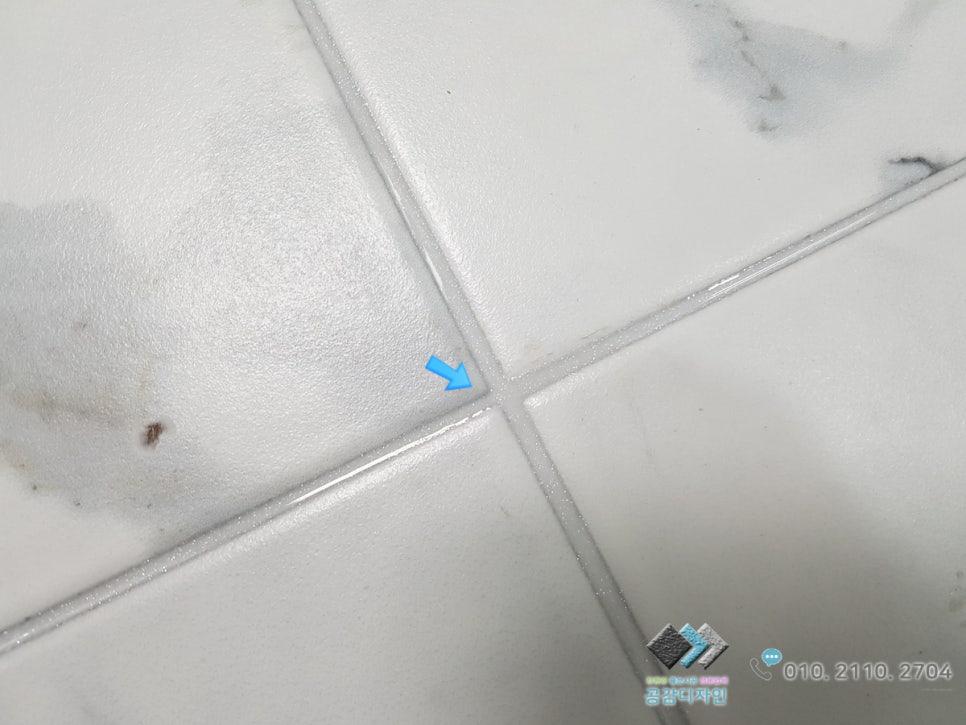 흰색 마감재가 채워진 타일 틈새와 표면 상태