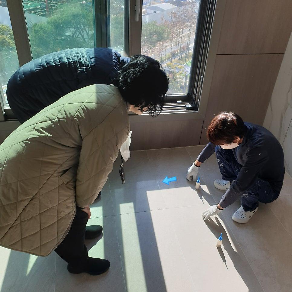 창가 쪽 타일 상태를 꼼꼼히 점검하시는 전문가의 손길