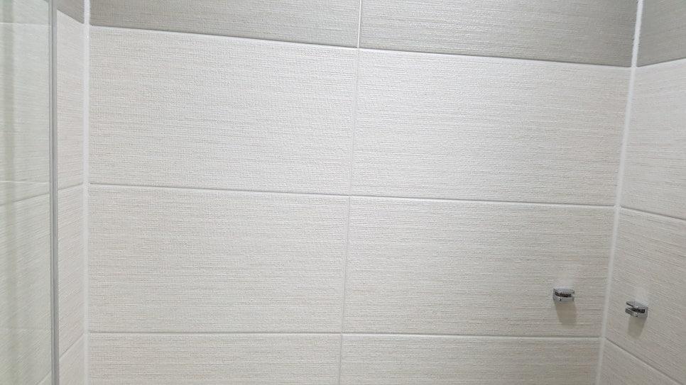 관리가 편해진 흰색 벽돌 질감의 욕실 내부