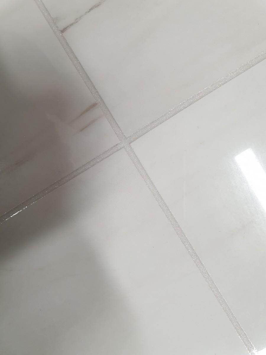 타일 사이를 정교하게 채워가는 줄눈 시공 중