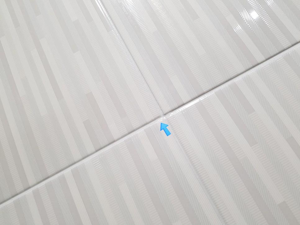 타일 바닥 접합부와 주변 표면의 마감 상태