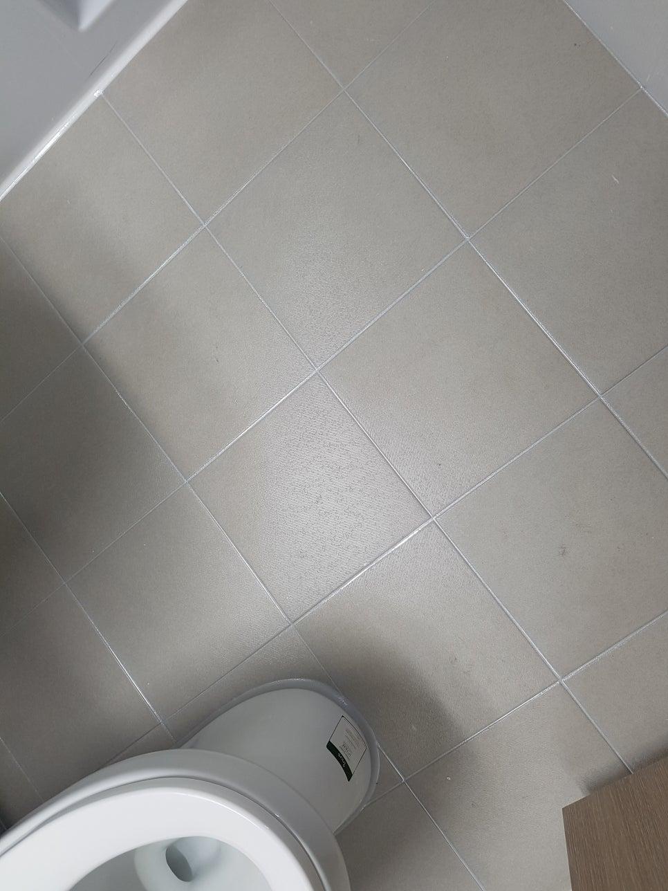 프리미엄 실버로 완성된 공용욕실 바닥