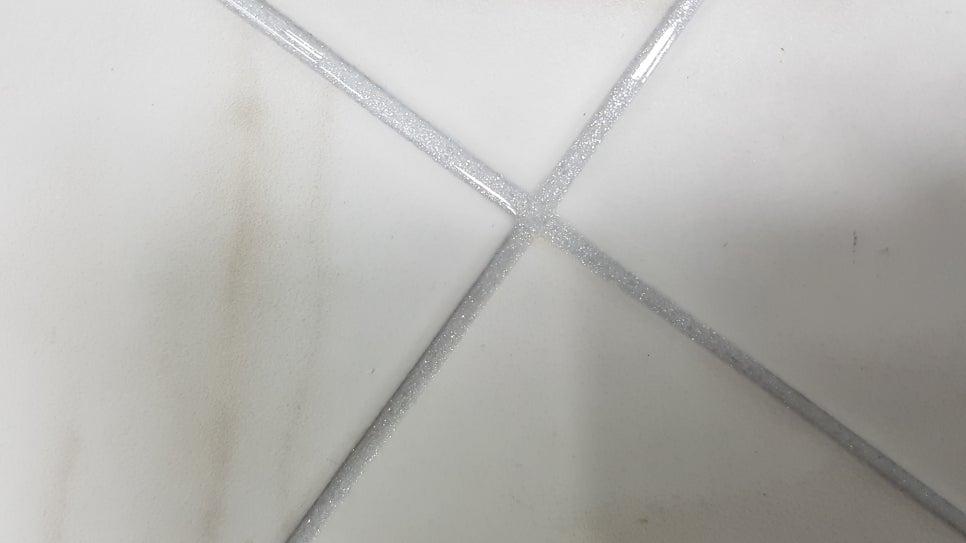 타일 틈새를 채운 흰색 실리콘 접착제