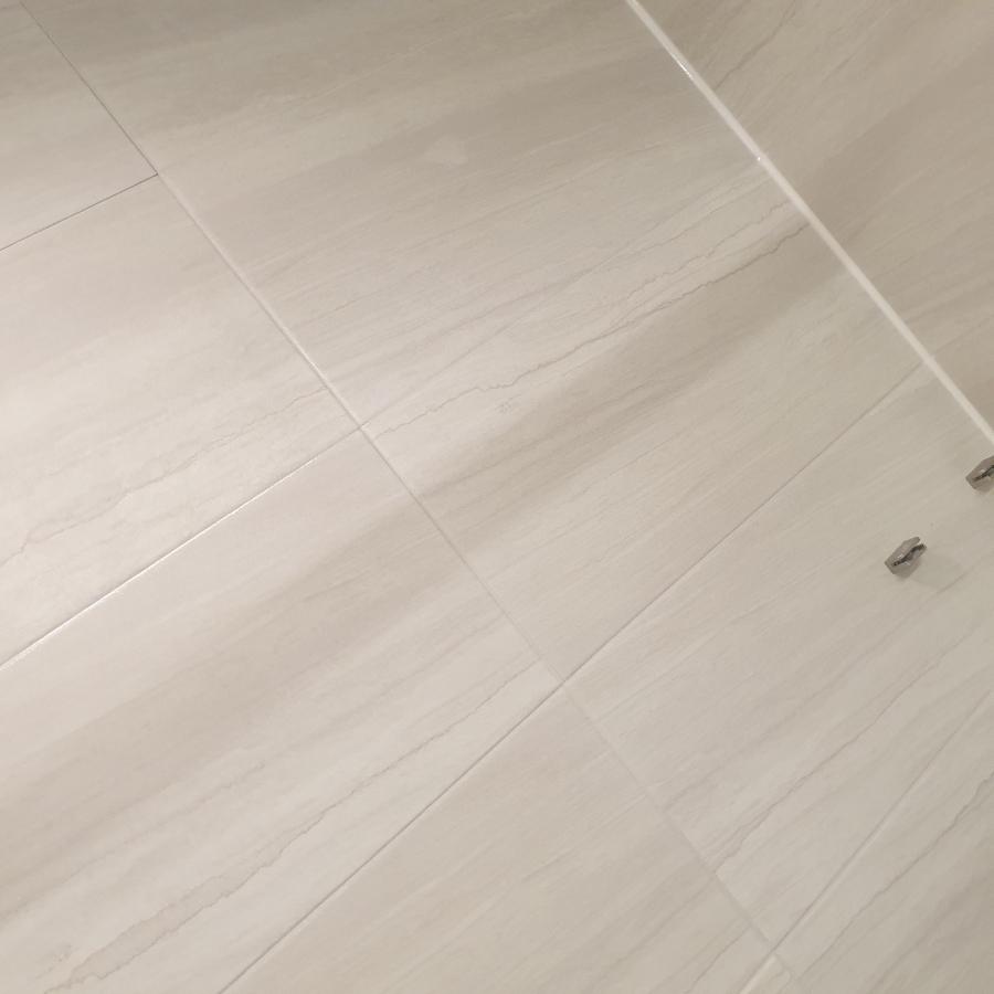깔끔하게 정돈된 세탁실과 베란다 바닥