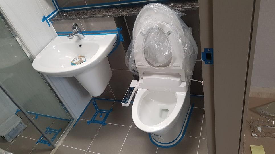 흰색 세면대와 변기가 설치된 깨끗한 화장실