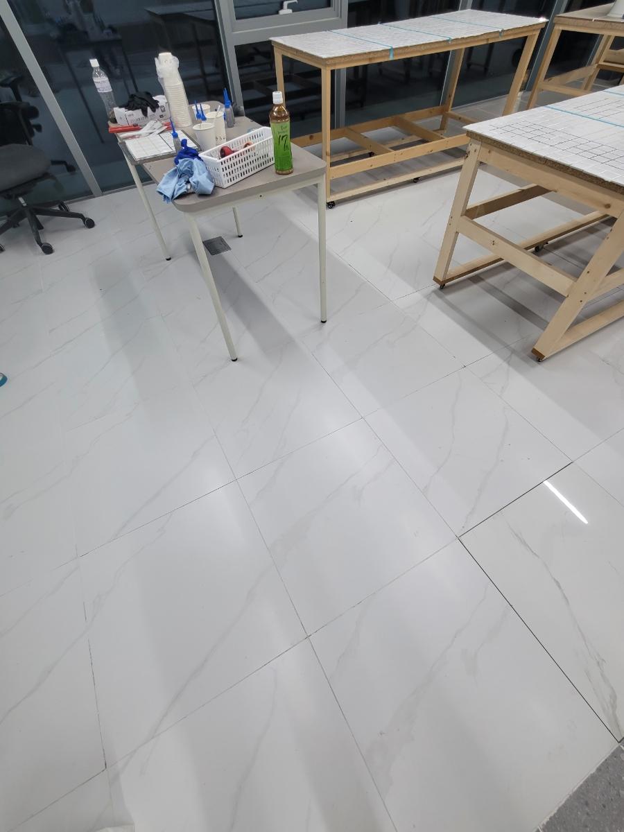 빈틈없이 줄눈재를 채워 넣는 작업 단계