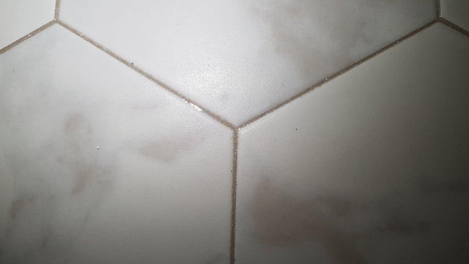 섬세한 무늬가 돋보이는 흰색 타일 벽면