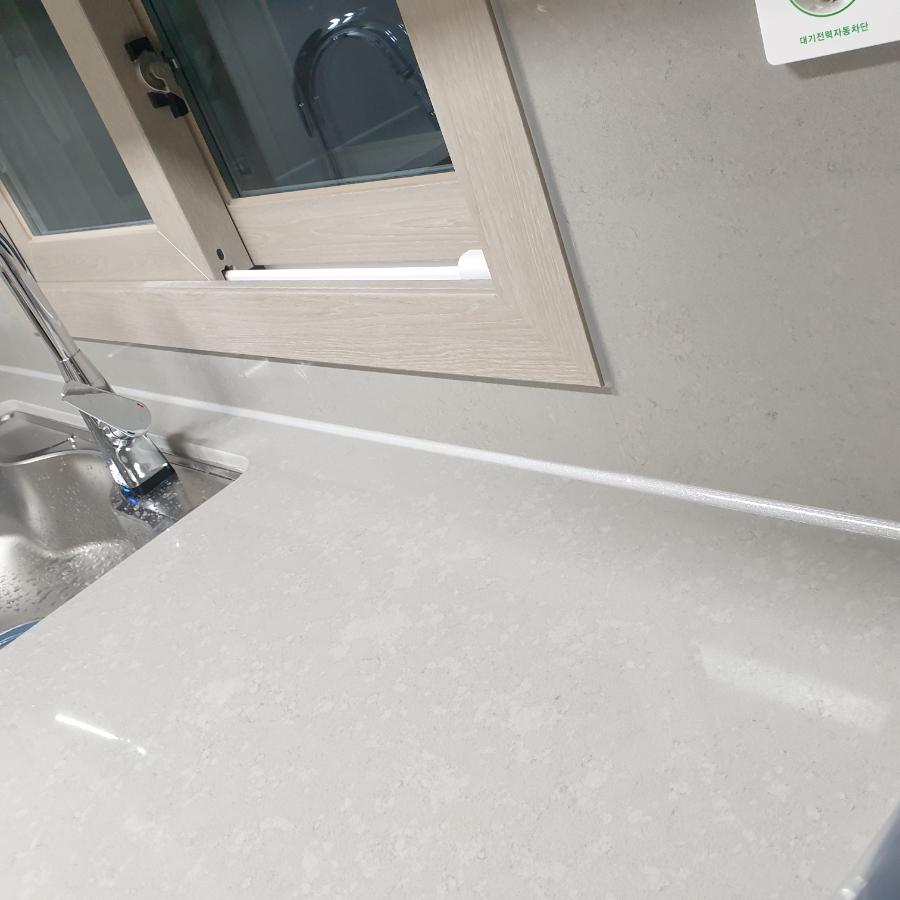 주방 상판 테두리의 디테일한 오염 방지 작업