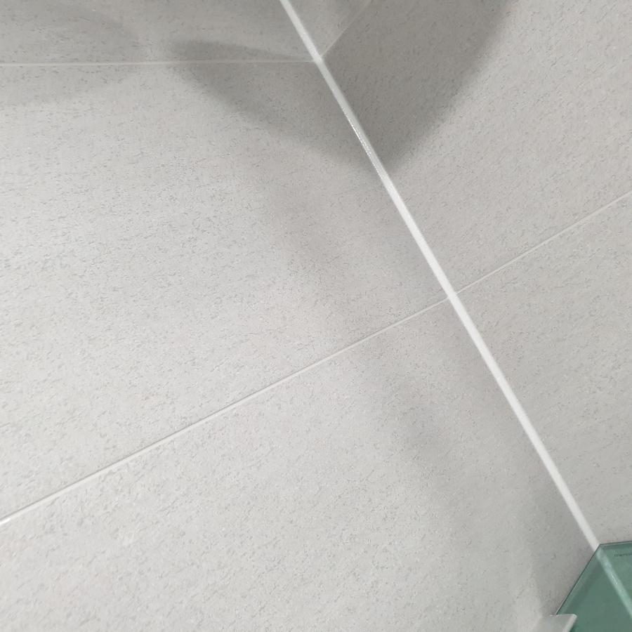 전체적으로 정돈된 욕실의 완성된 모습