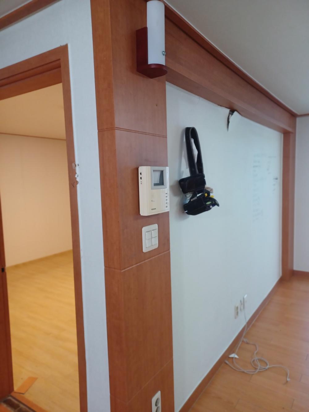 폴딩도어 설치를 위해 계획대로 진행된 거실 샷시 철거
