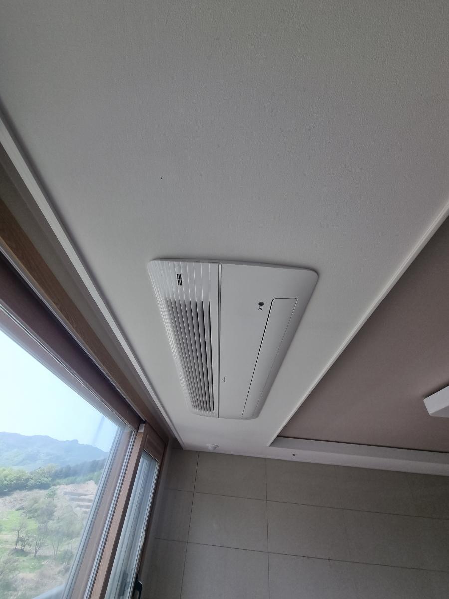 천장에 깔끔하게 안착한 에어컨과 벽지 마감