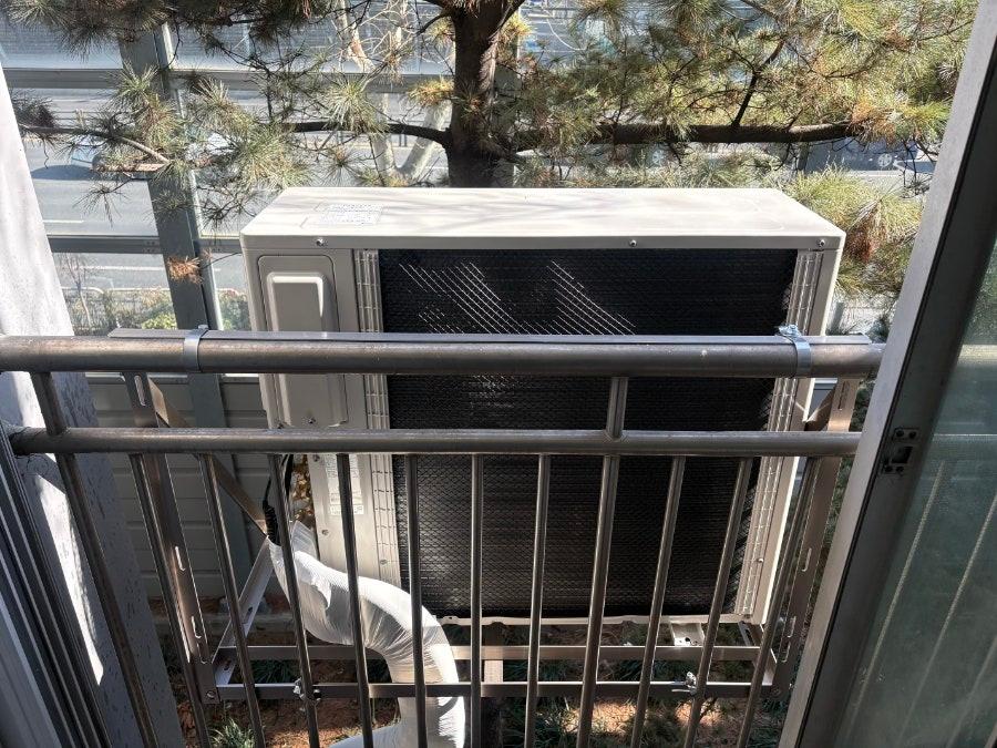안정적인 운전을 위해 설치된 외부 실외기 유닛