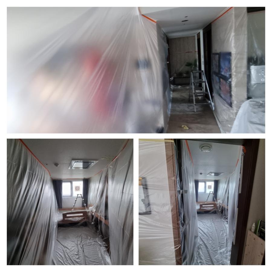 투명 플라스틱으로 보양된 복도 공간
