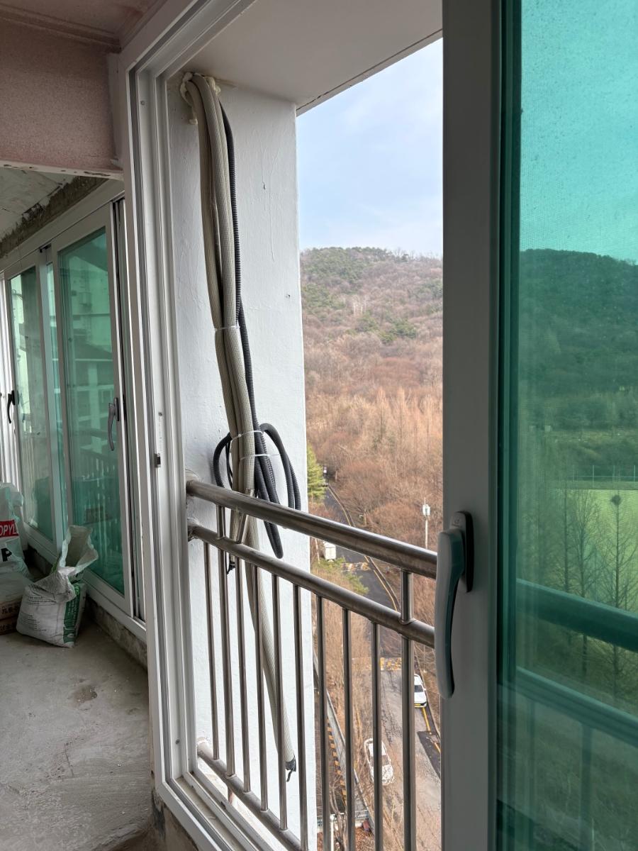 창문 옆 벽면 배관 배치 작업