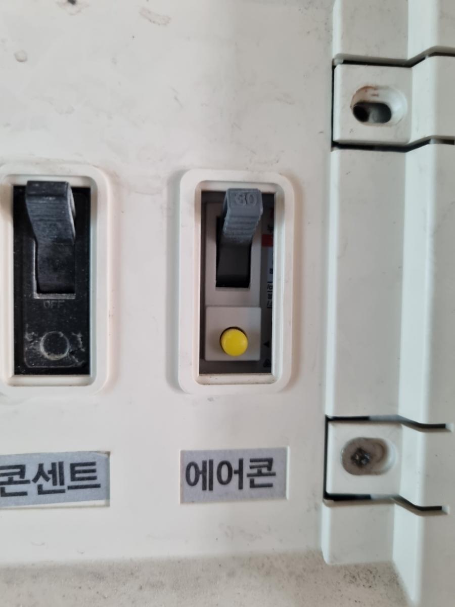 라벨이 부착된 전기 설비 디테일